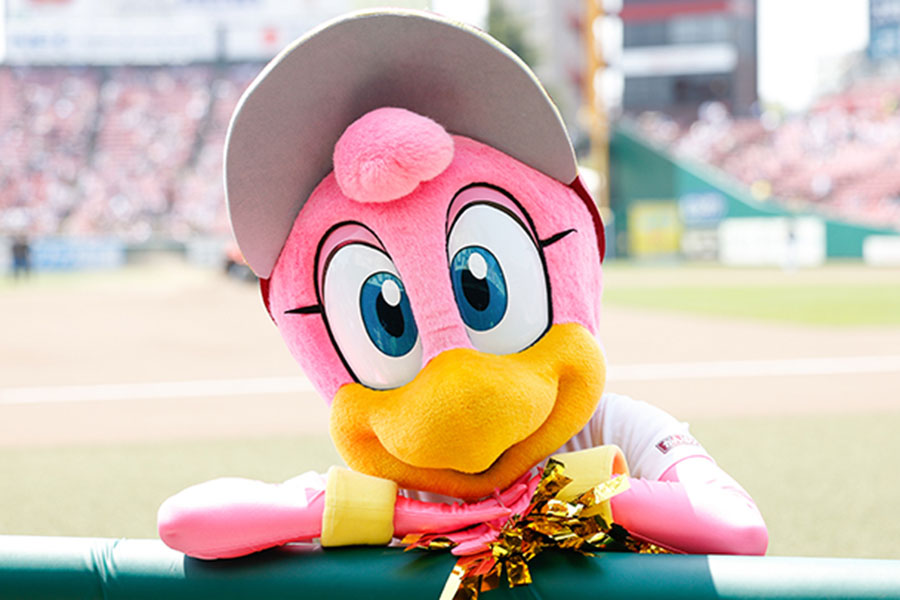 楽天のマスコット・クラッチーナ【写真提供：(c) Rakuten Eagles】