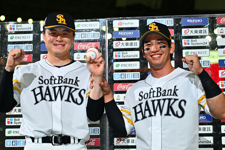 ソフトバンク・前田純（左）と栗原陵矢【写真：古川剛伊】