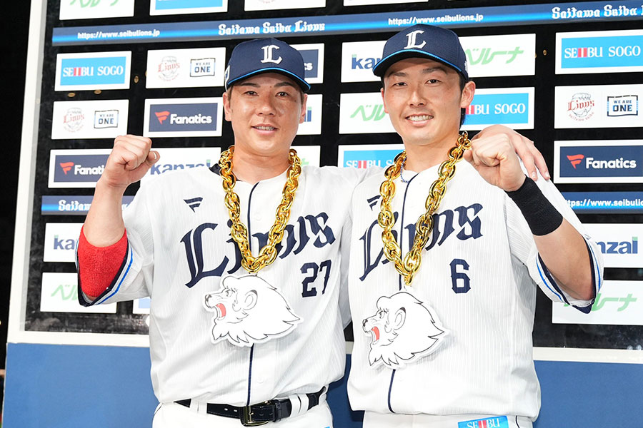 サヨナラ勝利に貢献した西武の炭谷銀仁朗（左）と源田壮亮【写真：小林靖】