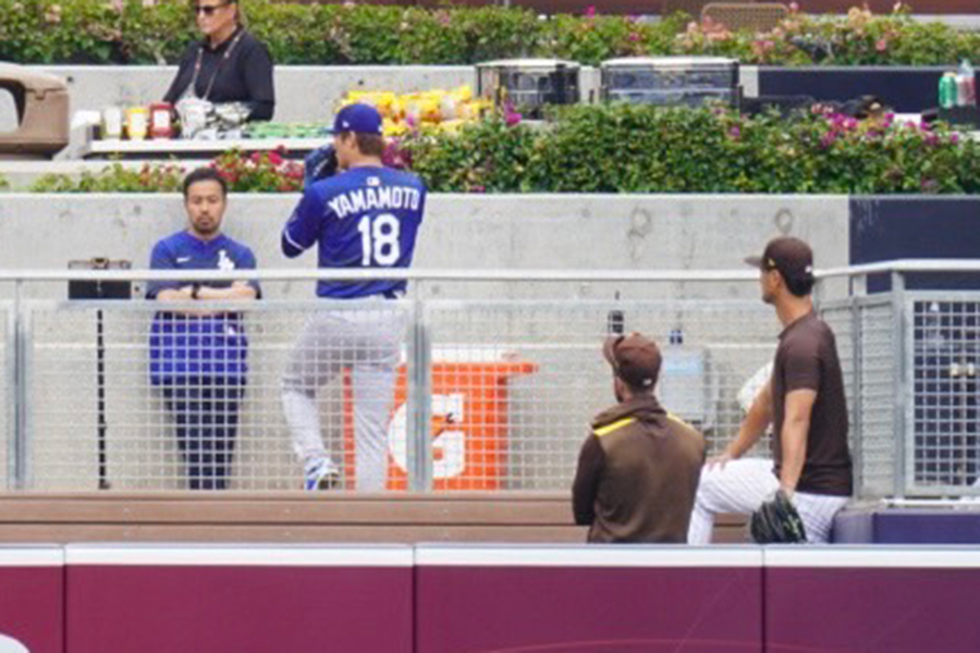 ブルペン投球を行う山本由伸と、見守るダルビッシュ有【写真：上野明洸】