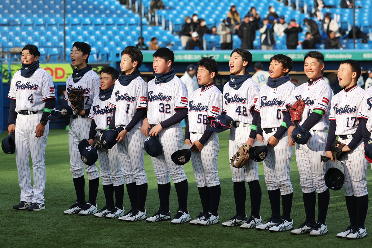 度会博文監督（左）と昨年大会のスワローズジュニア【写真：加治屋友輝】