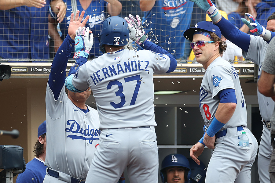 ひまわりの種でお祝いしたドジャースのエンリケ・ヘルナンデス【写真：Getty Images】