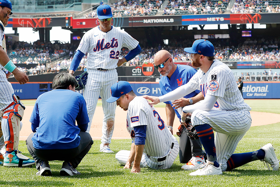 グラウンドに倒れこむメッツ・千賀滉大【写真：Getty Images】