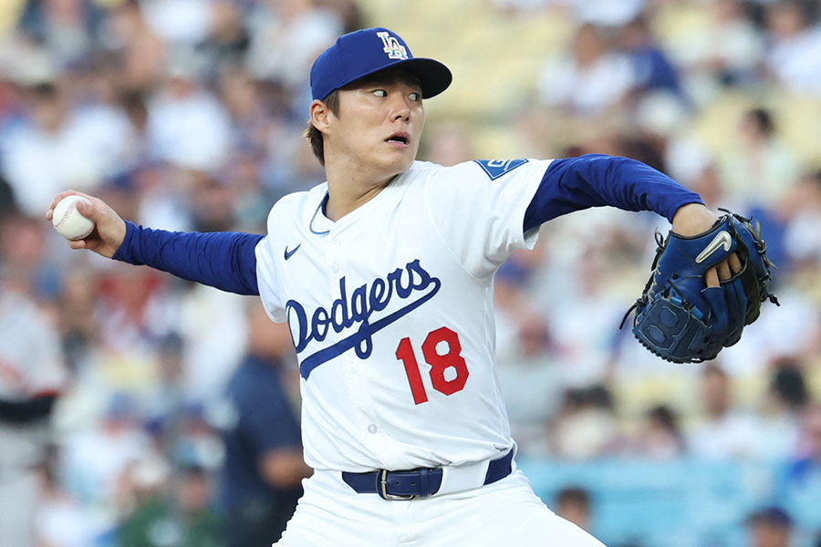本拠地でのジャイアンツ戦に登板したドジャース・山本由伸【写真：ロイター】