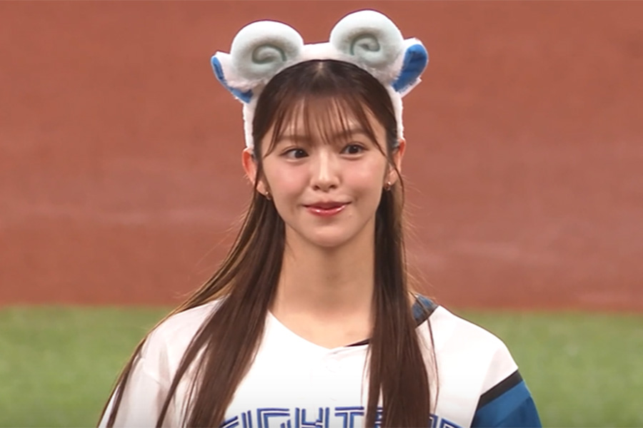 始球式を務めた鈴木ゆうかさん【画像：パーソル パ・リーグTV】