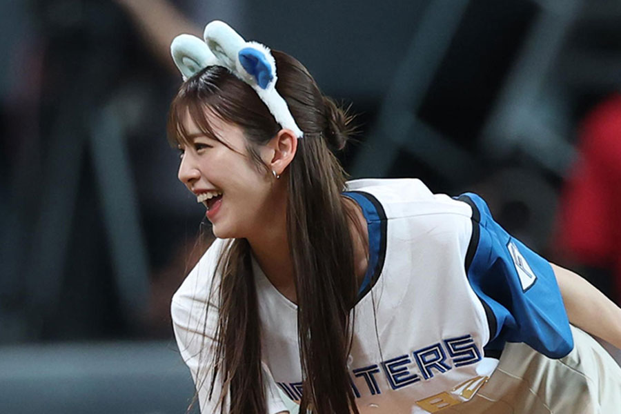 始球式を務めた鈴木ゆうかさん【写真提供：産経新聞社】