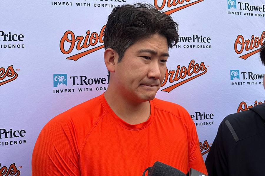 アスレチックス戦後に取材を受けるオリオールズ・菅野智之【写真:木崎英夫】