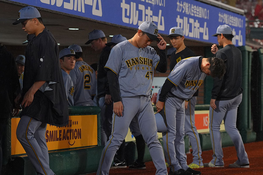 楽天にサヨナラ負けを喫した阪神ナイン【写真提供：産経新聞社】
