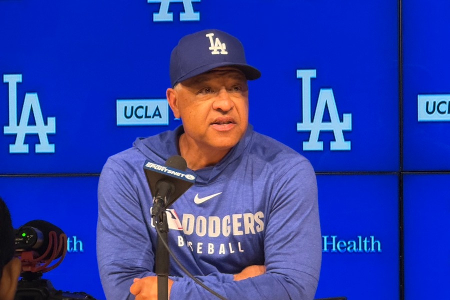 試合後、取材に対応したドジャースのデーブ・ロバーツ監督【写真：上野明洸】