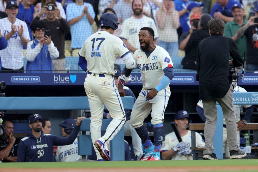 本塁打を放ったドジャース・大谷翔平を迎えるテオスカー・ヘルナンデス【写真：ロイター】