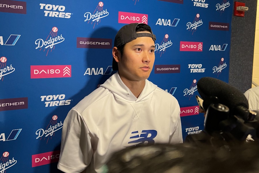 試合後、取材に応じるドジャース・大谷翔平【写真：上野明洸】