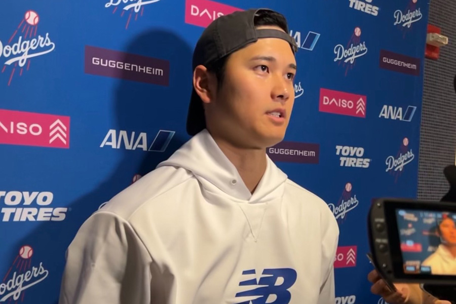 試合後、取材に応じるドジャース・大谷翔平【写真：上野明洸】