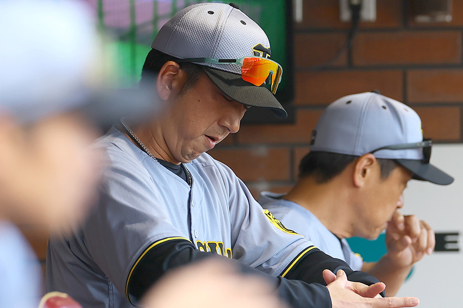 ベンチで表情を曇らせる阪神・藤川球児監督【写真提供：産経新聞社】