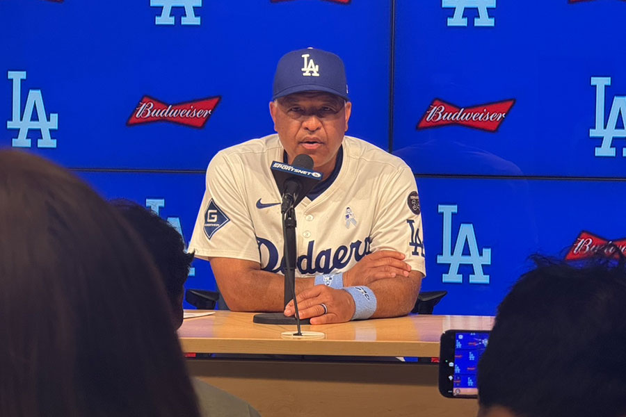 試合後、取材に応じるドジャースのデーブ・ロバーツ監督【写真：上野明洸】