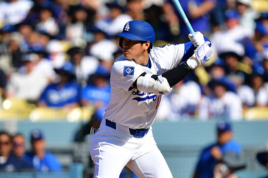 青いバットで打席に立つドジャース・大谷翔平【写真：ロイター】