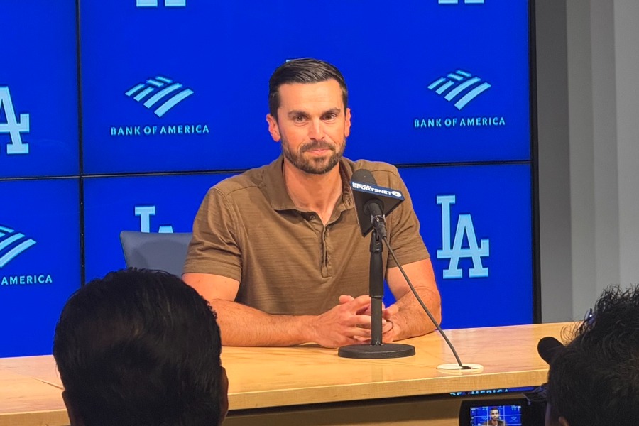 試合前、取材に応じるドジャースのブランドン・ゴームズGM【写真:上野明洸】