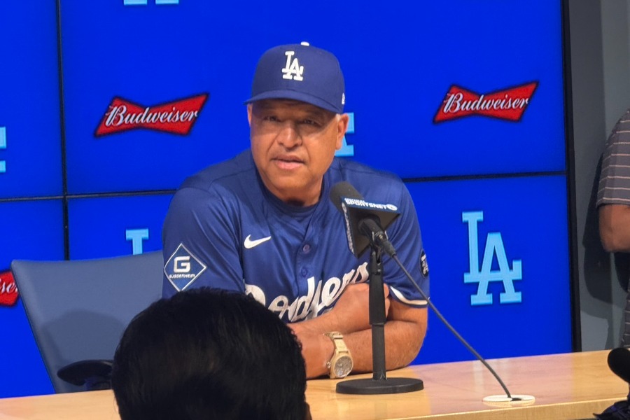 試合前、取材に応じるドジャースのデーブ・ロバーツ監督【写真：上野明洸】