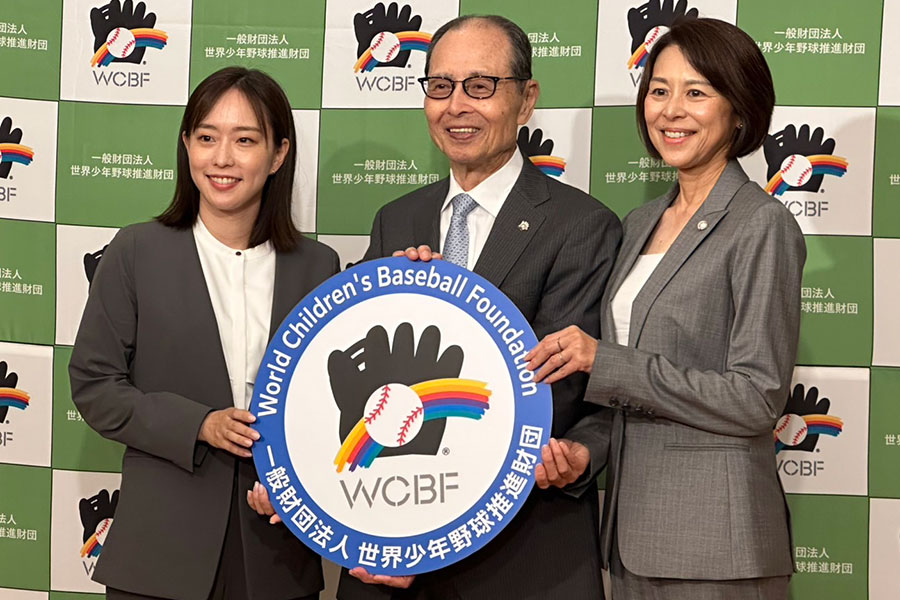 会見に臨んだ石川佳純氏、王貞治氏、王理恵氏（左から）【写真：宮脇広久】