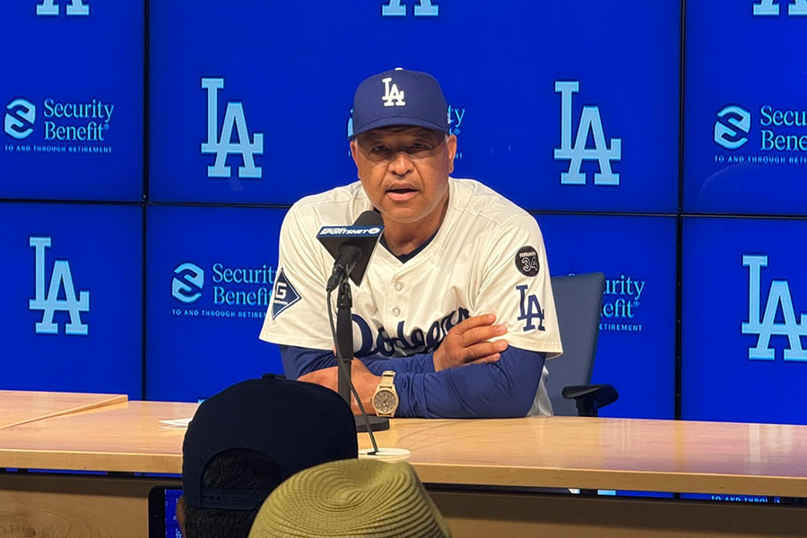 試合後、取材に応じたドジャースのデーブ・ロバーツ監督【写真：上野明洸】