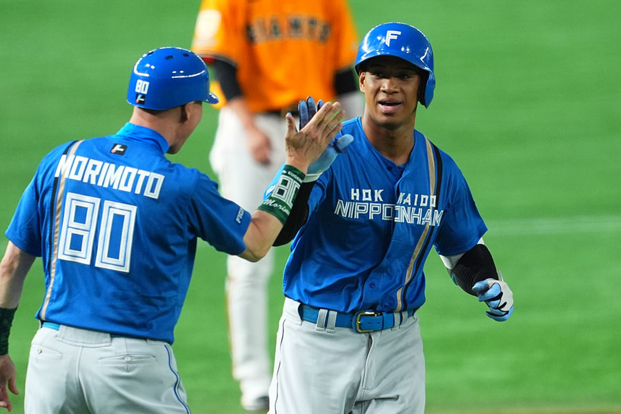 13号2ランを放った日本ハム・万波中正【写真：イワモトアキト】