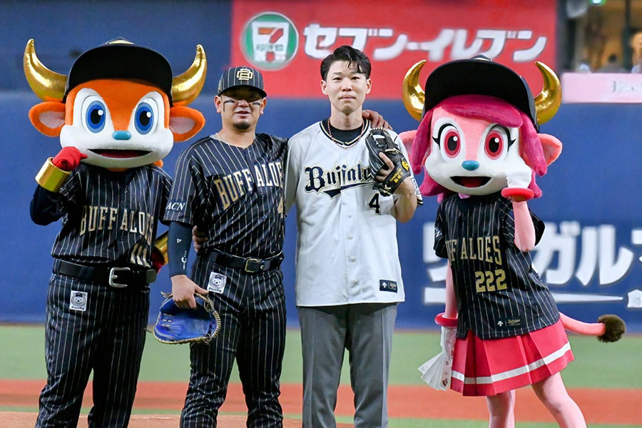 オリックス・森友哉（左）と福森大翔さん【写真：北野正樹】
