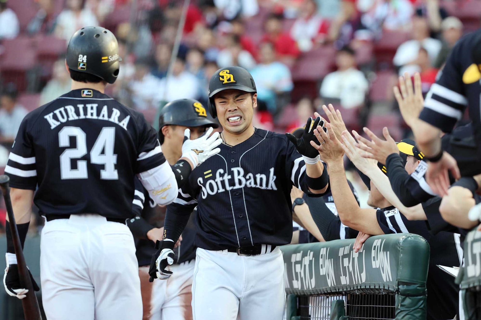 先制2ランも話すも苦悶の表情を浮かべるソフトバンク・近藤健介【写真：栗木一考】