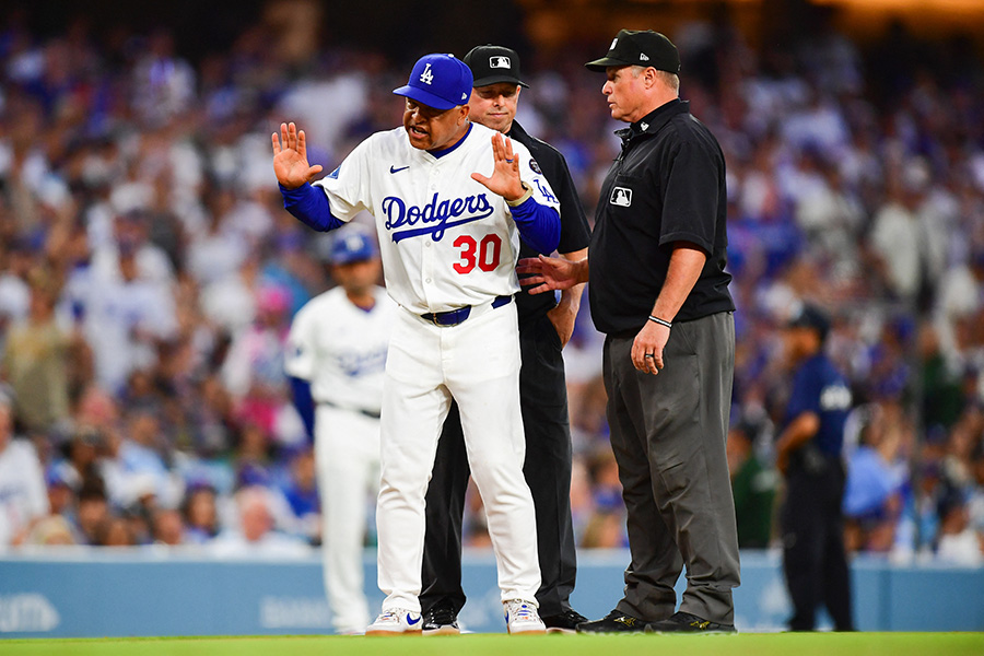 審判に抗議するドジャースのデーブ・ロバーツ監督【写真：ロイター】