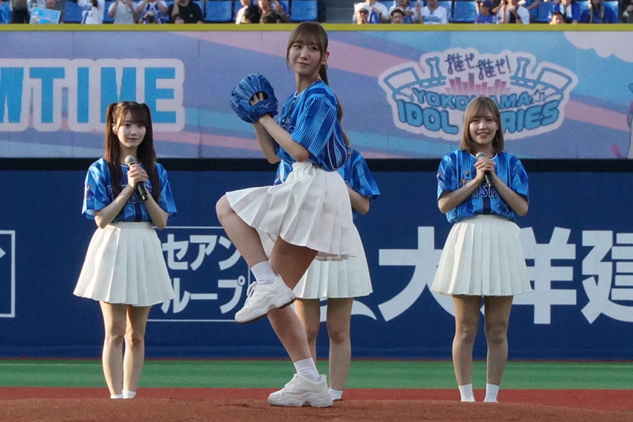 始球式に登場した「＝LOVE（イコールラブ）」の瀧脇笙古さん【写真：湯浅大】