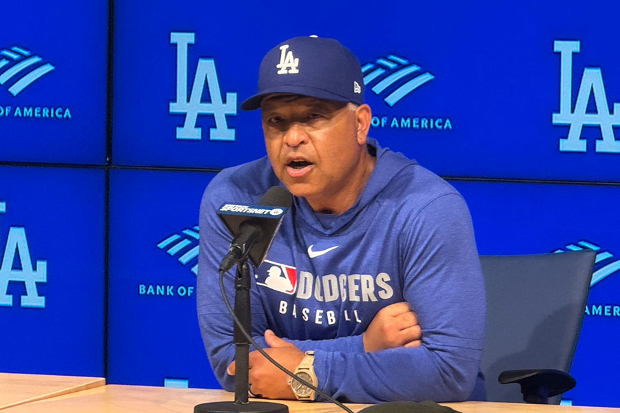 試合前、取材に応じるドジャースのデーブ・ロバーツ監督【写真：上野明洸】