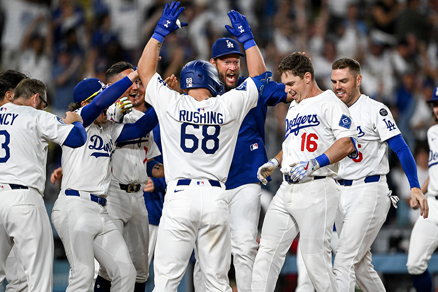 サヨナラ勝ちを喜ぶドジャースナイン【写真：Getty Images】