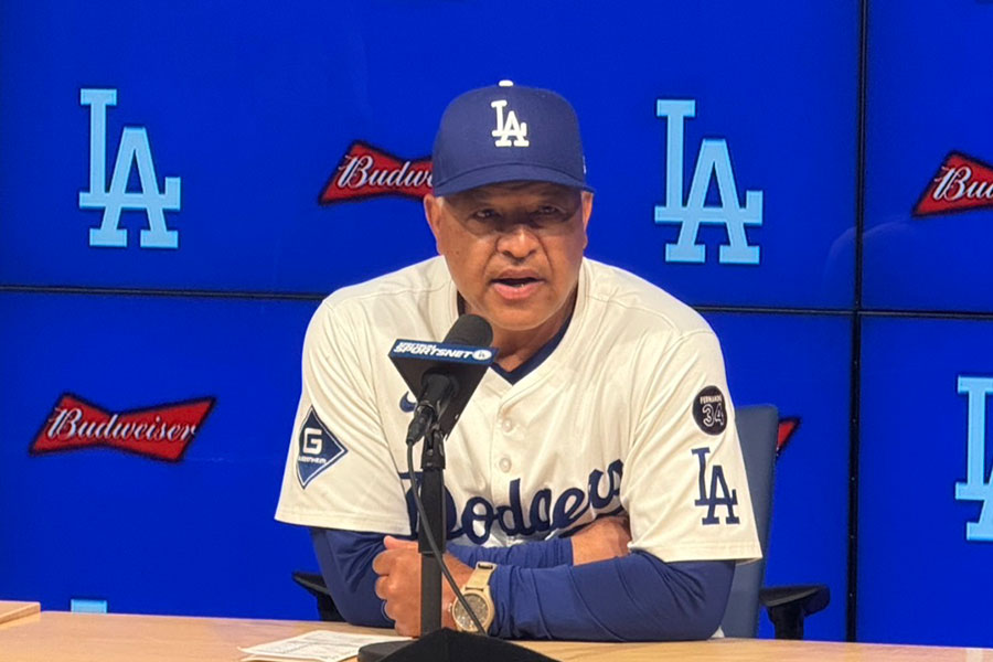 試合後、取材に応じたドジャースのデーブ・ロバーツ【写真：上野明洸】