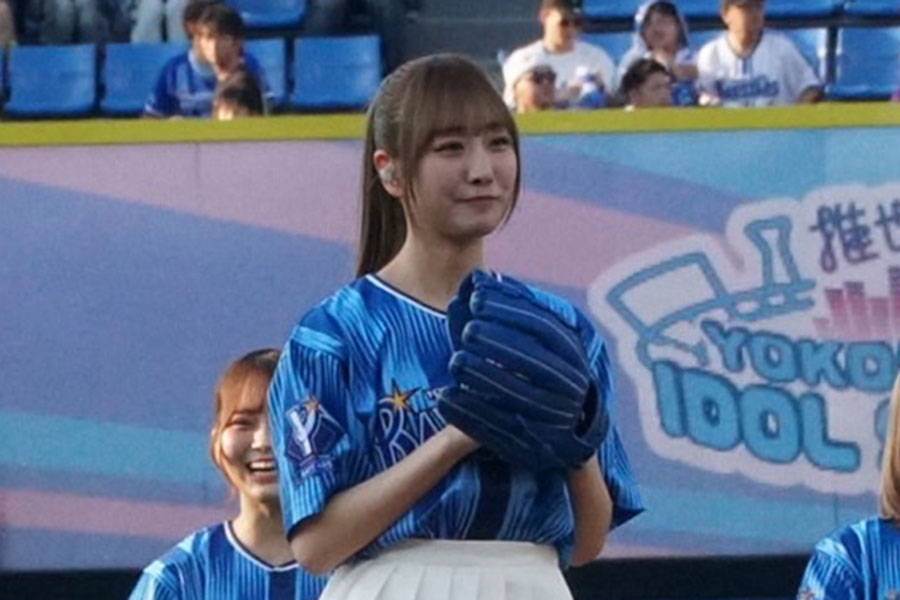 始球式に登場した「=LOVE(イコールラブ)」の瀧脇笙古さん【写真:湯浅大】