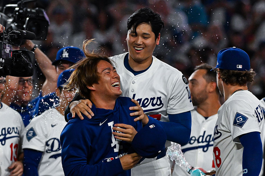 サヨナラ勝利に喜ぶドジャース・大谷翔平と山本由伸【写真：Getty Images】