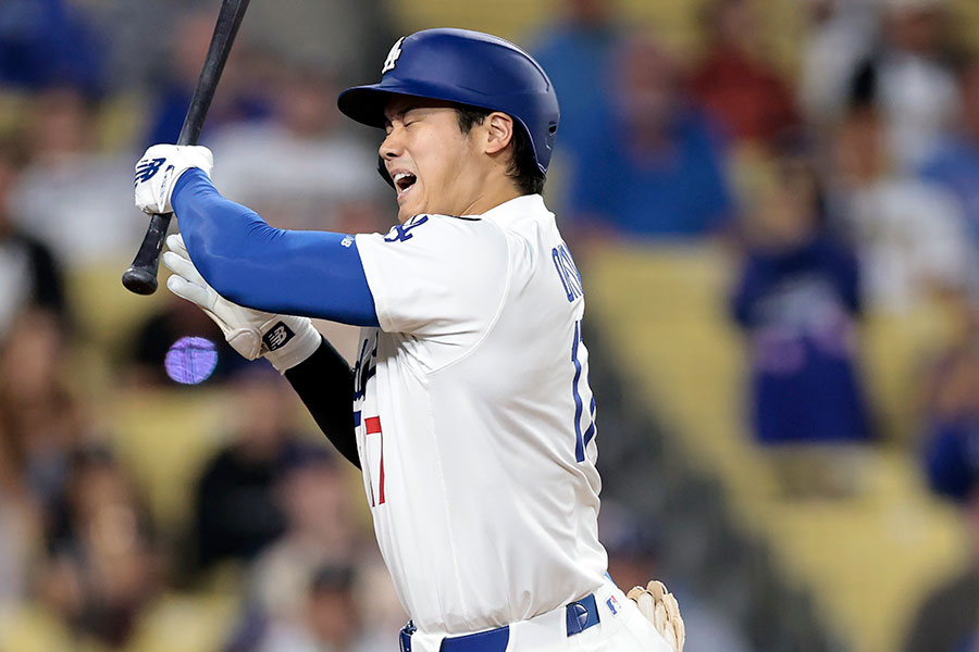 パドレス戦の9回に死球を受けたドジャース・大谷翔平【写真：Getty Images】