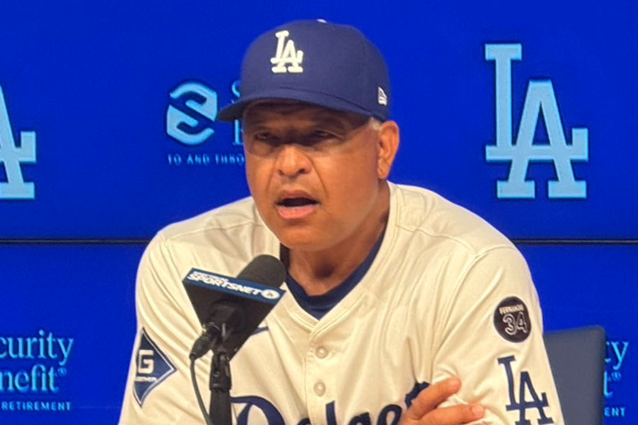 試合後、取材に応じるドジャースのデーブ・ロバーツ監督【写真：上野明洸】