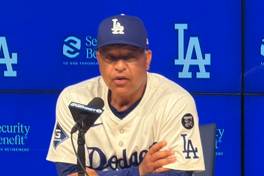 試合後、取材に応じるドジャースのデーブ・ロバーツ監督【写真：上野明洸】