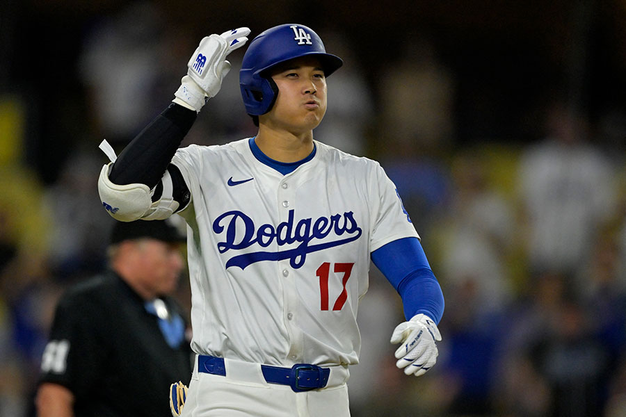 パドレス戦の9回に死球を受けたドジャース・大谷翔平【写真：ロイター】