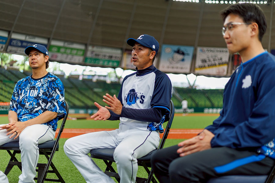 指導者の目線から保護者へメッセージを送る【写真：伊藤賢汰】