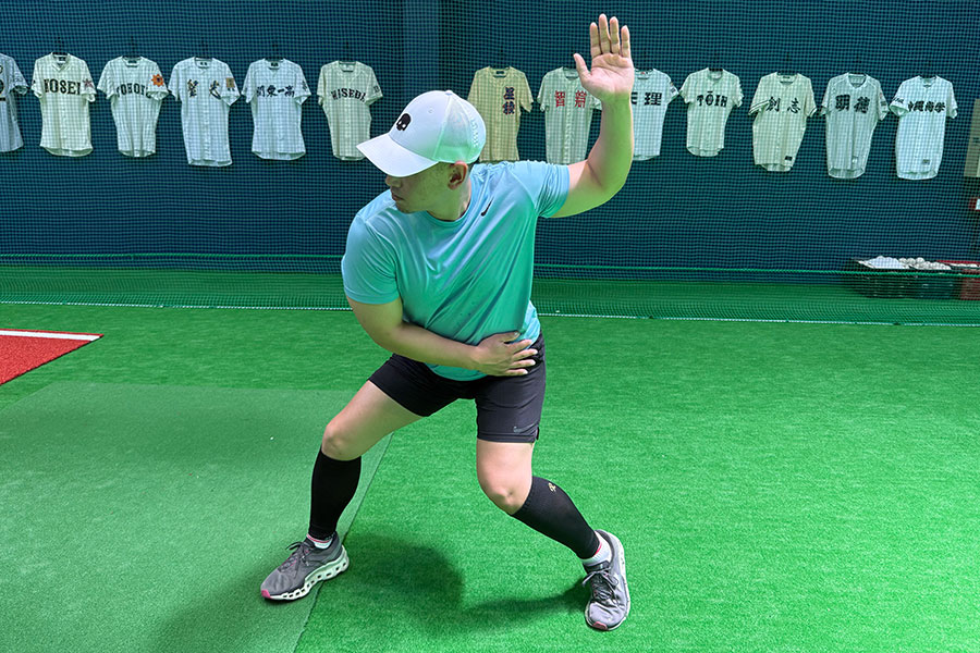 “バットを持たない”練習法を実践する水本氏【写真:本人提供】