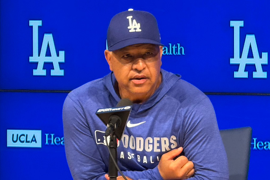 試合前の取材に応じたドジャースのデーブ・ロバーツ監督【写真：上野明洸】