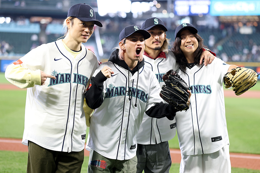 始球式に登場したONE OK ROCKのメンバーたち【写真：Getty Images】