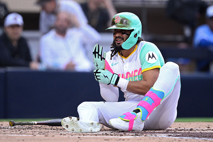 厳しいボールで倒れこむパドレスのフェルナンド・タティスJr.【写真：Getty Images】