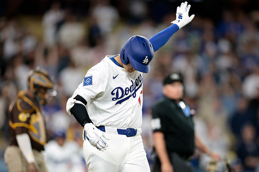 ベンチに手を挙げるドジャース・大谷翔平【写真：Getty Images】