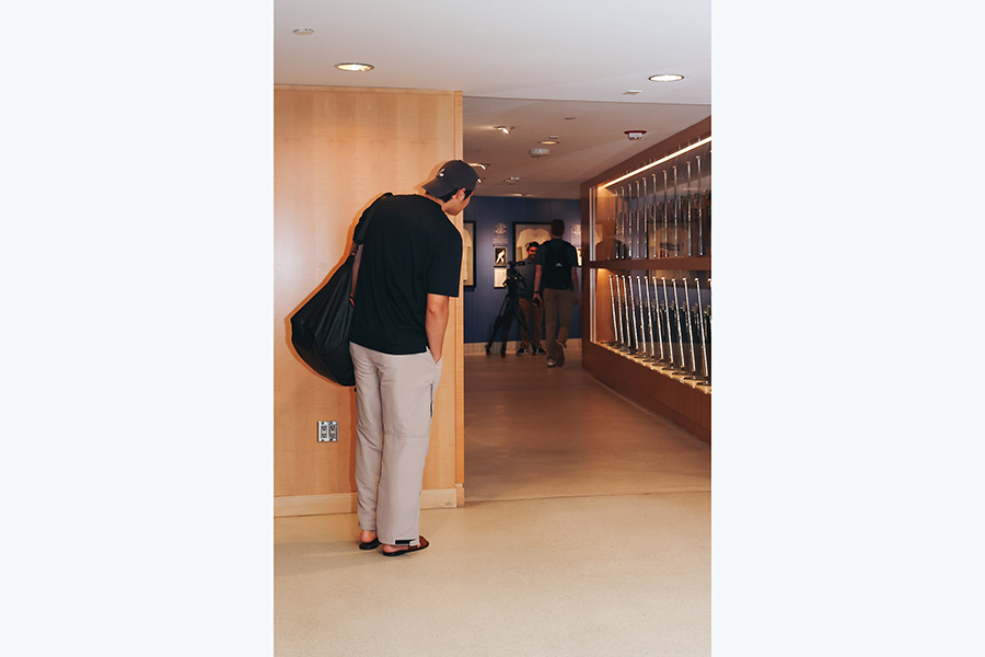 ものかげにひっそり隠れるドジャース・大谷翔平【写真：Getty Images】