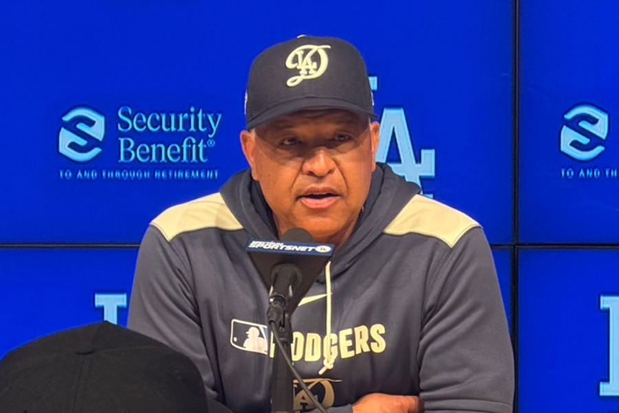 試合後、取材に応じたドジャースのデーブ・ロバーツ監督【写真：上野明洸】