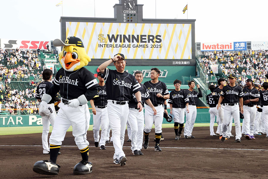 交流戦を優勝したソフトバンクナイン【写真：栗木一考】