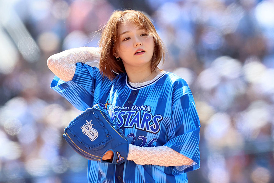 始球式に登場したタレントの篠崎愛さん【写真提供：産経新聞社】