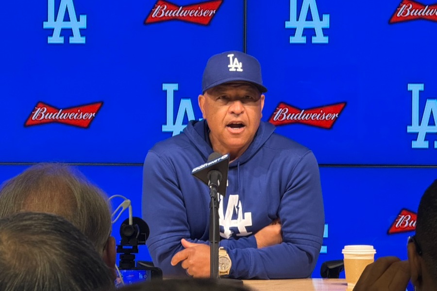 ナショナルズ戦前に取材に応じたドジャースのデーブ・ロバーツ監督【写真：上野明洸】