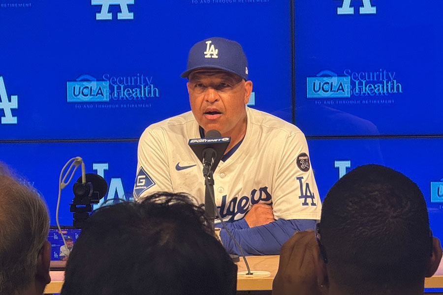 試合後、取材に対応したドジャースのデーブ・ロバーツ監督【写真：上野明洸】