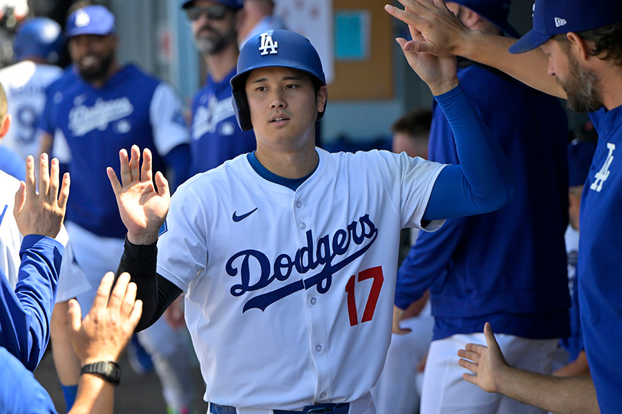 26号2ランを放ちナインに迎えられるドジャース・大谷翔平【写真：Getty Images】